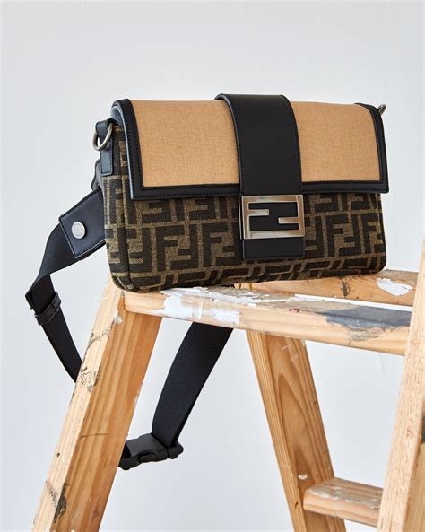 Baguette de Fendi: una riñonera, bandolera o mochila .